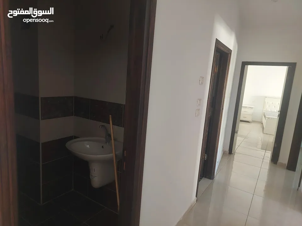 شقه في البيره قرب شارع القدس