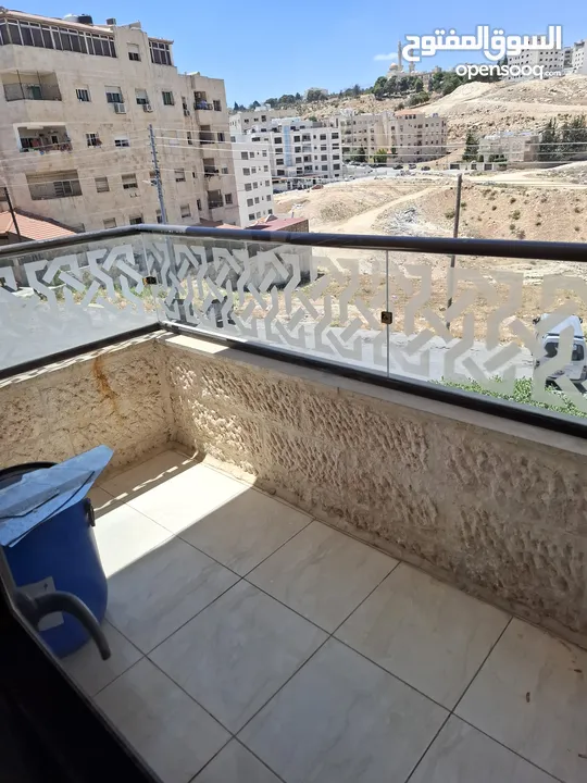 شقة للبيع في الجبيهة 140 متر طابق ثاني بناء 2017، صالة وصالون، 3 غرف نوم، حمامين، مطبخ راكب وبرندة