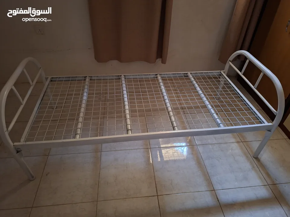 سريرين حديد شبه الجديد ومرتبة ضغط عالي جديدة