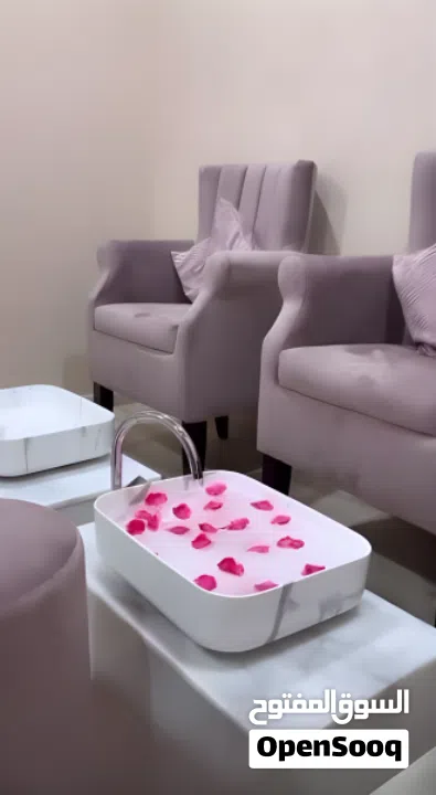 صالون تجميل نسائي فاخر بمساحة واسعة في منطقة مواطنين مجهز بجميع الادوات و المعدات في الجرف عجمان