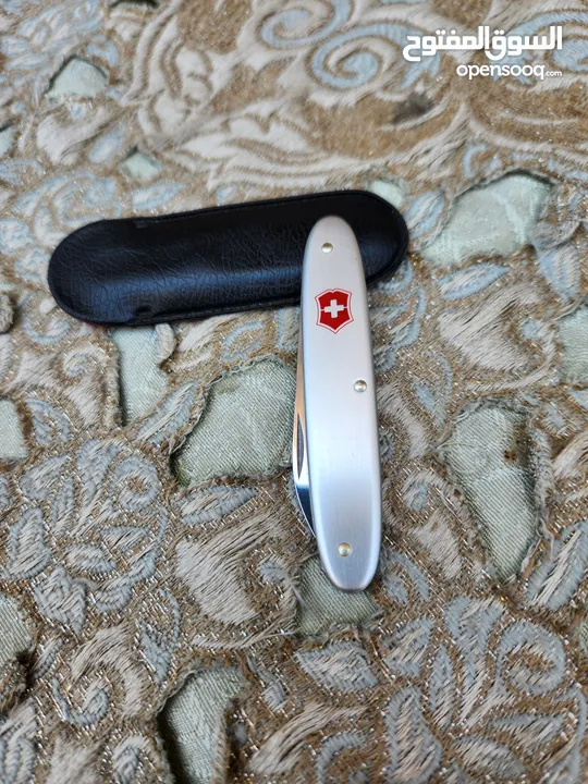 Victorinox   سكين فيكترونكس سويسري أصلي 100% بحال الجديد مع جرابه الأصلي.