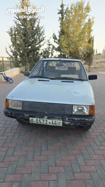 سيارة رينو 9