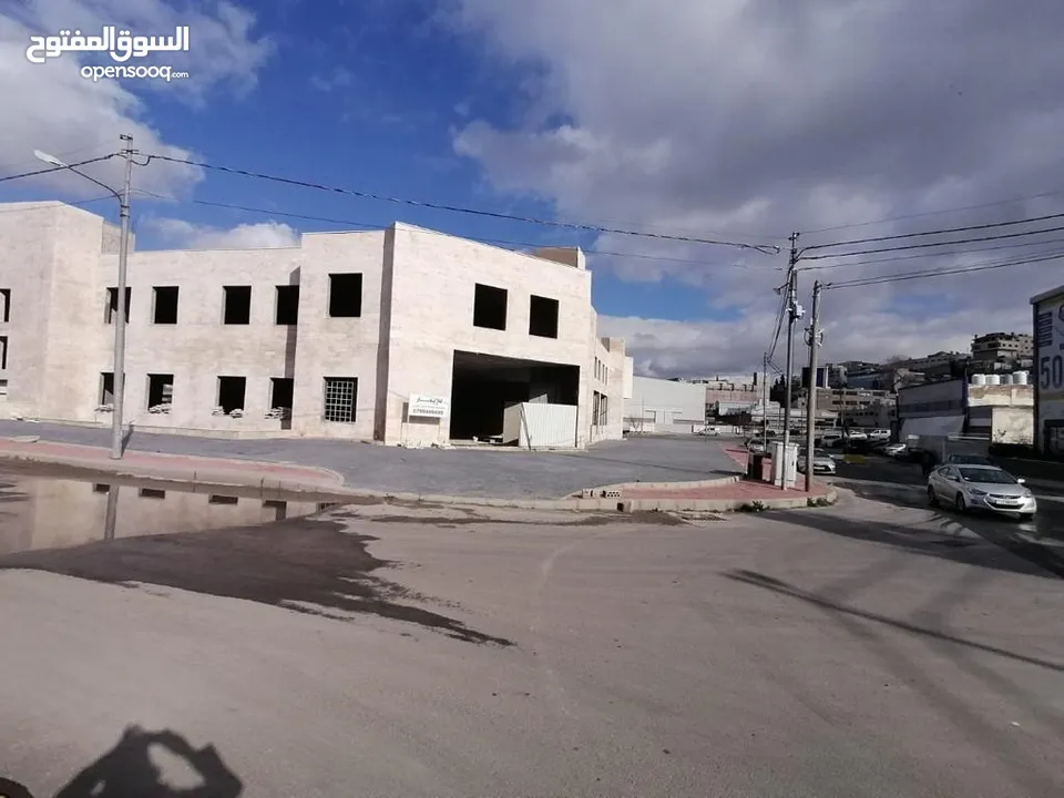 مجمع تجاري للبيع في منطقة المقابلين شارع القدس على 3 شوارع