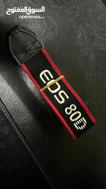 للبيع علبه الكاميرا و عدسة EOS 80D