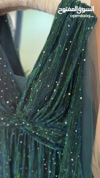 فستان سهرة أنيق بأكمام فانوس مرصع بالترتر