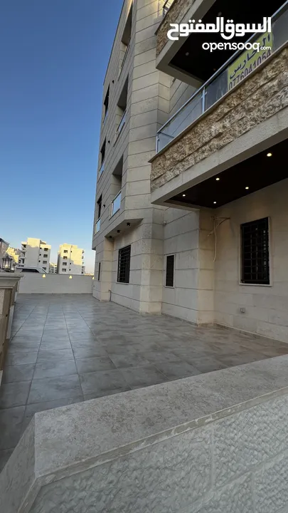 شقة للبيع طابق ارضي 95م مع ترس 50م (سكنية - استثمارية) في ديرغبار شارع ال 60 ، مطبخ راكب ، تدفئة غاز