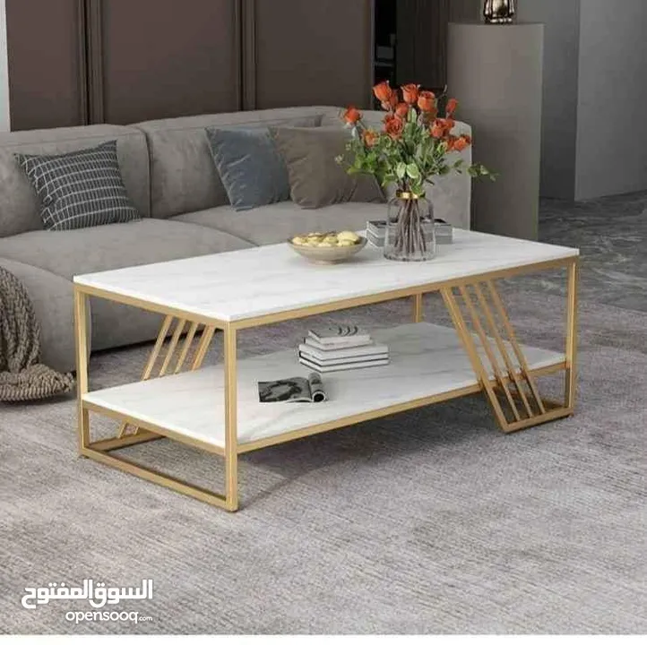 طاولة قهوة عصرية بتصميم فاخر  تجمع بين الأناقة والعملية لتضيف لمسة جمالية راقية لغرفة المعيشة.