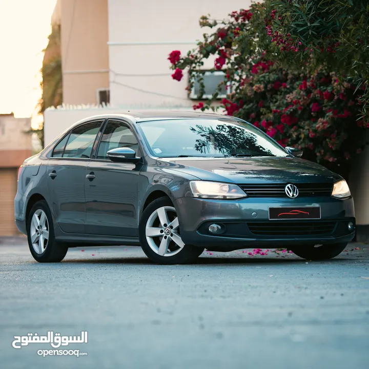 VOLKSWAGON JETTA Excellent Condition Grey 2013