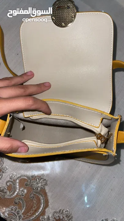 حقيبة صفراء