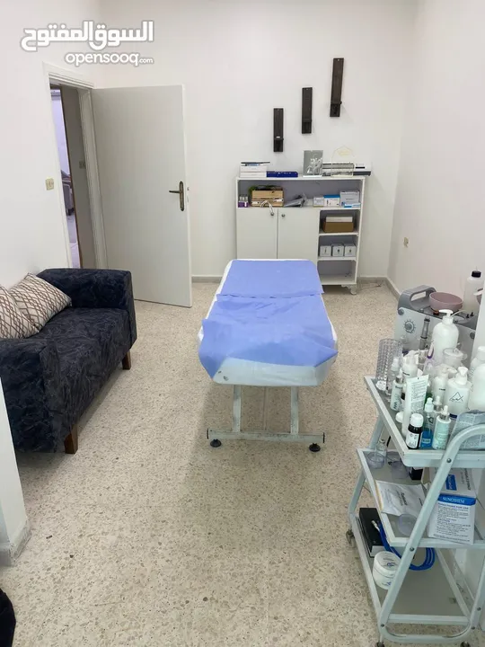للبيع صالون سيدات مرخص وشغال في اكتر مناطق ابو نصير حيوية