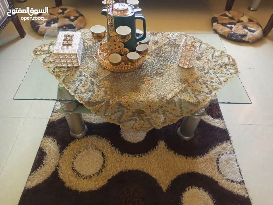 طقم كنب 7 مقاعد غرفة جلوس بحالة جديد ،  قابل للتفاوض بشيء بسيط . العنوان جرش