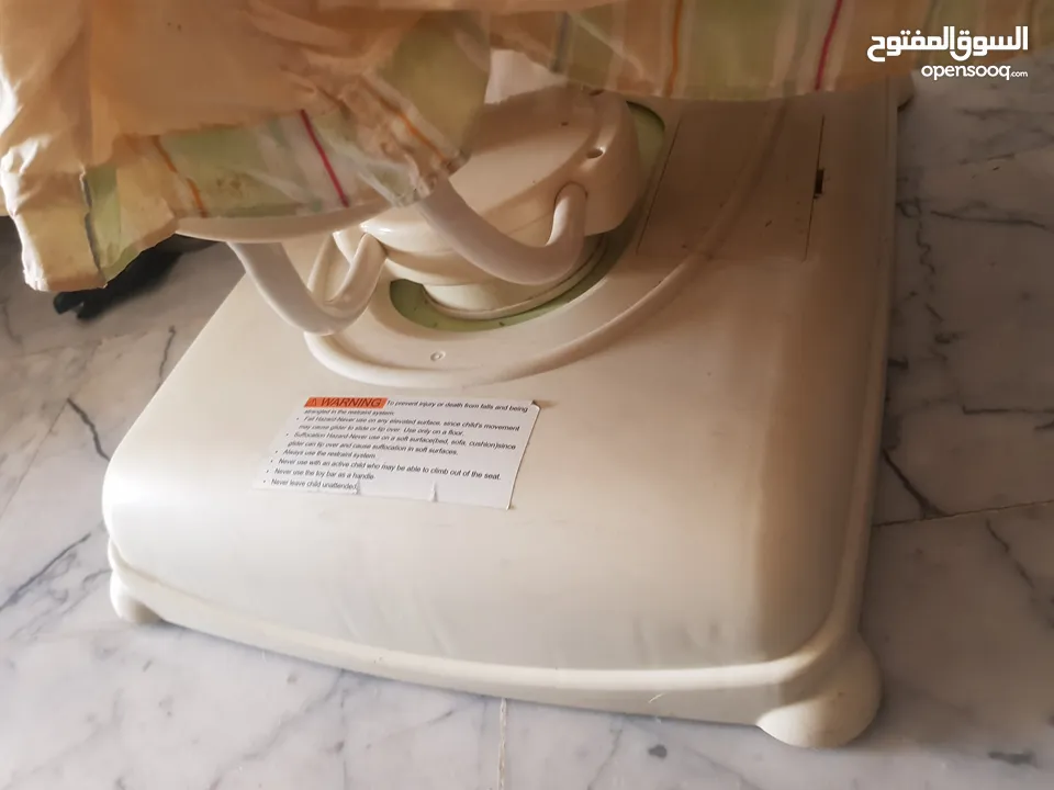 تخت هزاز Fisher price يشتغل على البطاريات بحالة ممتازة وبسعر مغري للجادين