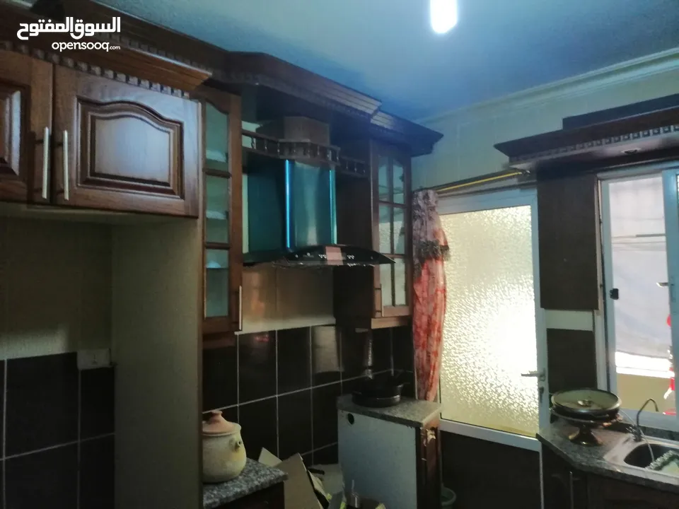 شقة للبيع في ماركا الجنوبية نادي السباق شيك المطار 3 غرف ومطبخ خشب بلوط وصالون و2 حمام وحماية راكبه