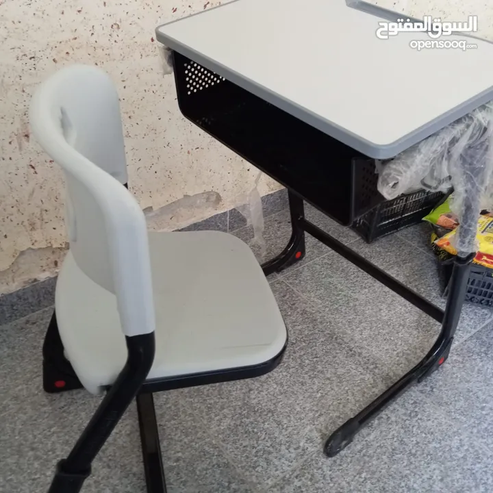 طاولة مع كرسي للدراسة