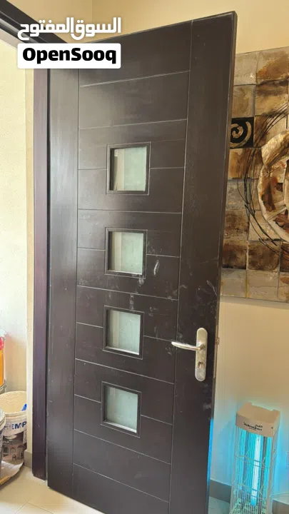 باب فخم ودريشة ألمنيوم للبيع... فرصة للي يبي الجودة!