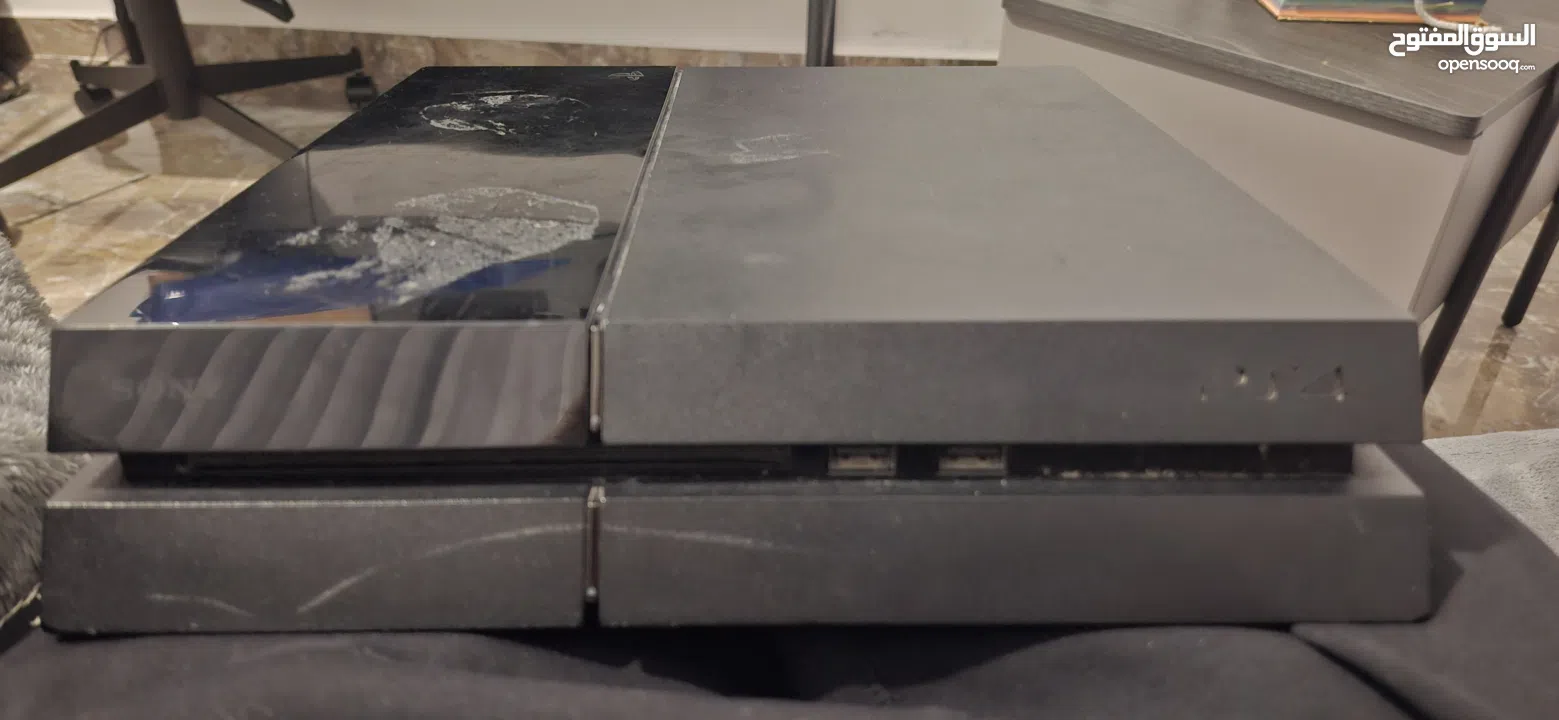 بلايستيشن 4 اول اصدار مع ايدين وحده خربانه ووحده لا الحمرا خربانة و السودا لا البلايستيشن بدها تنضيف