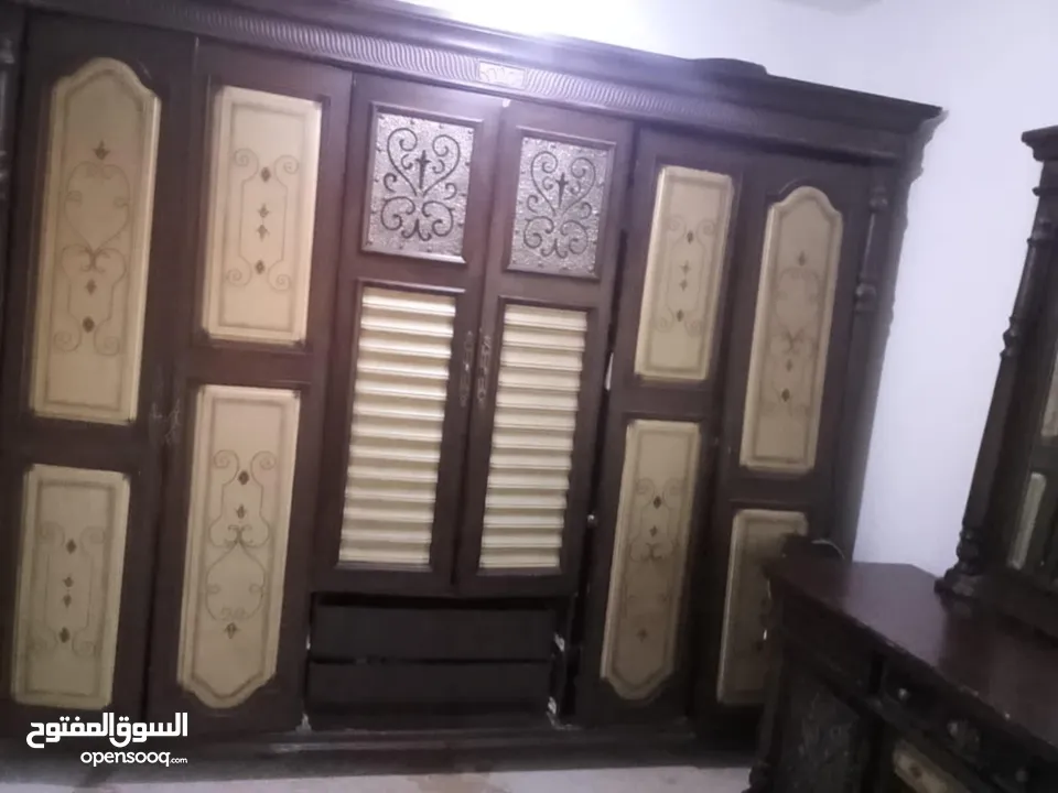 عندي اثاث مستعمل للبيع غرفتين نوم وثلاجه وثلاث جرار غاز البيع