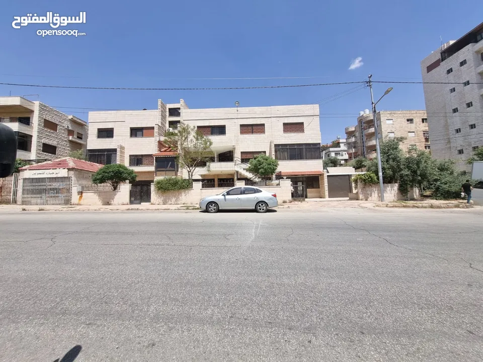 عمارة مكون من طابقين  العمارة على شارعين يوجد فيها مخازن للايجار وسوبر ماركت موقع مميز