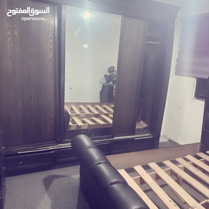 غرفة نوم وطاولة سفرة
