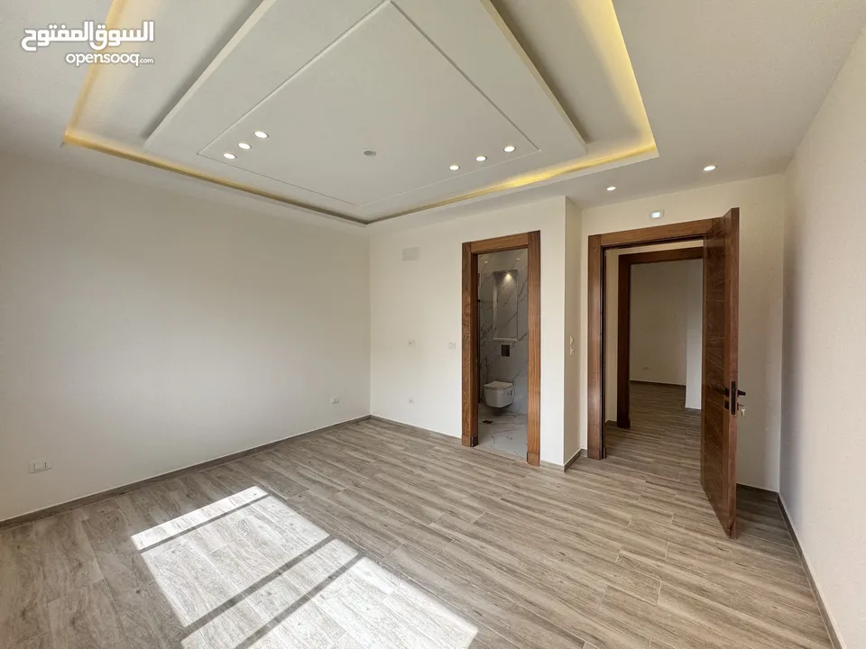 شقة مميزة طابق اول مساحة 214 م بتشطيبات مميزة باجمل مناطق رجم عميش مع بلكونات بنظام ترسات