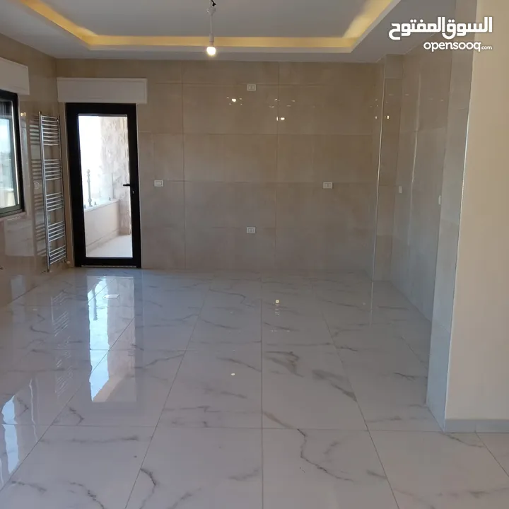 طريق المطار لم تسكن سوبر ديلوكس شقه فارغه للايجار + 240 متر 5 غرف نوم ـ 2 ماستر