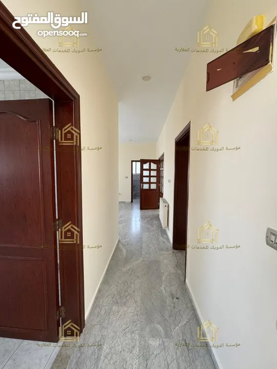 شقة طابقية - ام أذينة - 3نوم - 220م - مطلة - قريبة من الخدمات العامة