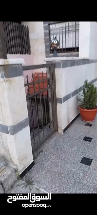 منزل مكون من 3غرف نوم و3 حمامات واحده ماستر وصاله وصالون  وحديقه عدد 2