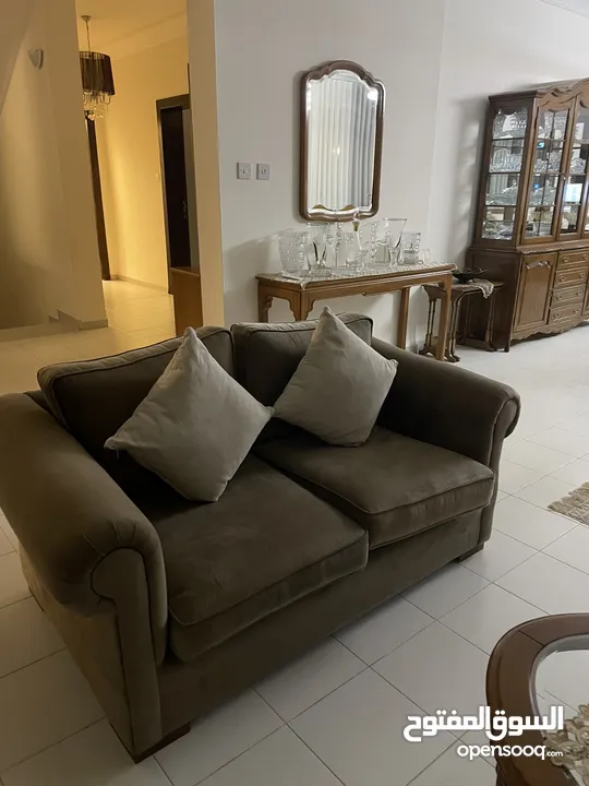 طقم أرائك بني فاخر بحالة شبه جديدة وحدة 2 كراسي وحدة 3 كراسي 160سم و 222سم  السعر قابل لل مفاصلة