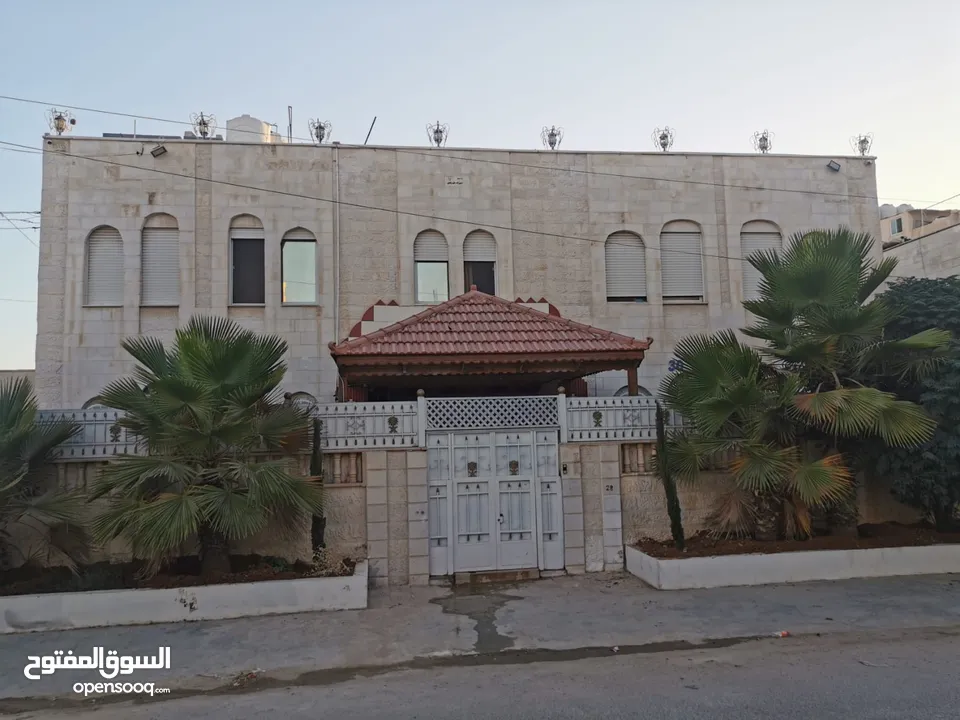 منزل مستقل مكون من طابقين ومدخلين منفصلين