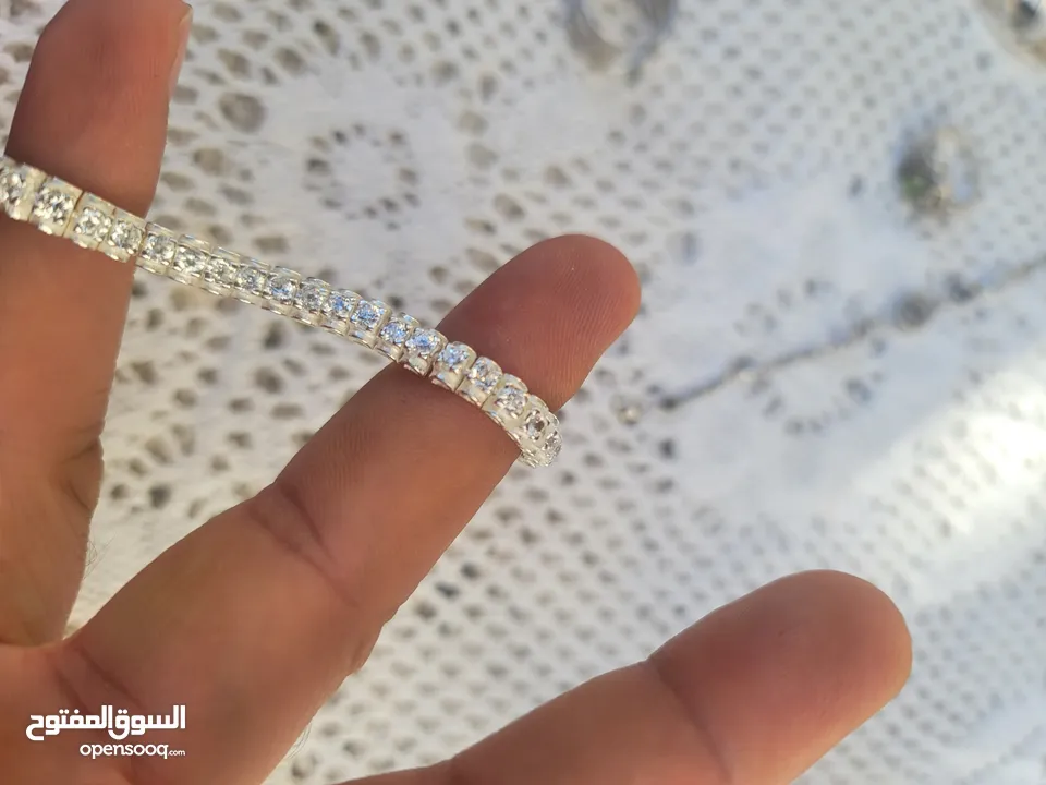 فضه سنسال وزنه 33 اسوارة وزها 19 وفي خاتمين باندورا وخاتم فيروز وخاتمين ستاتي واسوارة عين زرقا وخاتم