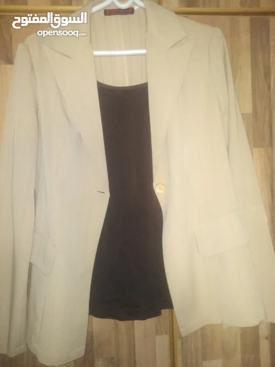 فستان اسود واحمر طويل مع جاكيت قصير احمر بأكمام طويلة جديد غير مستعمل ماركة H&M مقاس L بلبس 40 و42