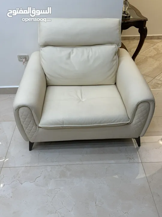 طقم كنب غرفة معيشة للبيع (حالة ممتازة) used leaving room couched for sale ( excellent condition)