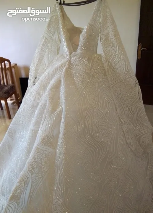 فستان زفاف جديد استعمال مرة واحدة فقط للبيع بسعر مغري