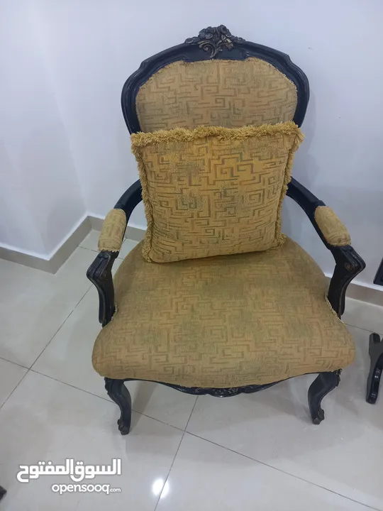 طقم كنب تفصيل ثقيل وطاولة وسط و2 جانبية  للبيع