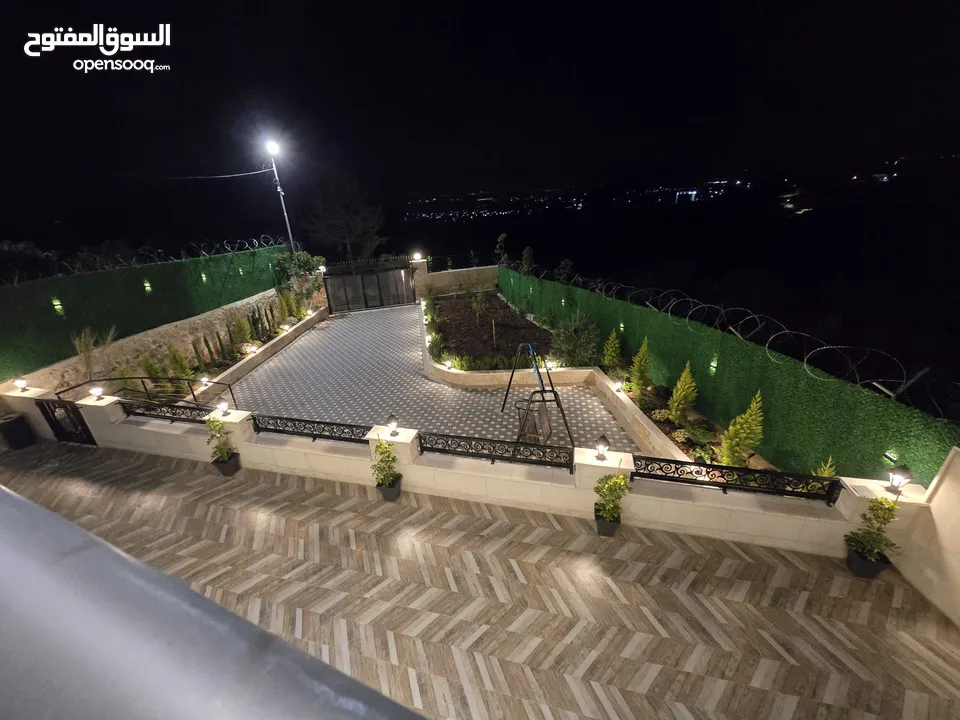فيلة طابقين رائعة وفخمة جدا جدا مع العفش الفاخر وموقع خلاب واطلالة رائعة