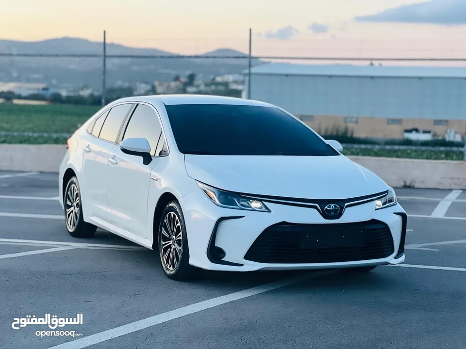 تيوتا كورولا هايبرد ترخيص 2022 فل بدون فتحة مميزة  ماتور 1800cc ( بنزين + كهرباء) 170Hp