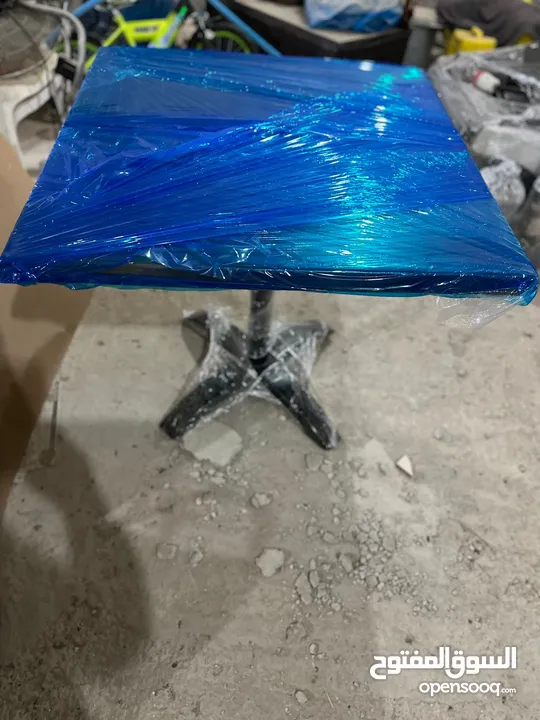 عدة محل  كاملة مع طاولات وكراسي للبيع