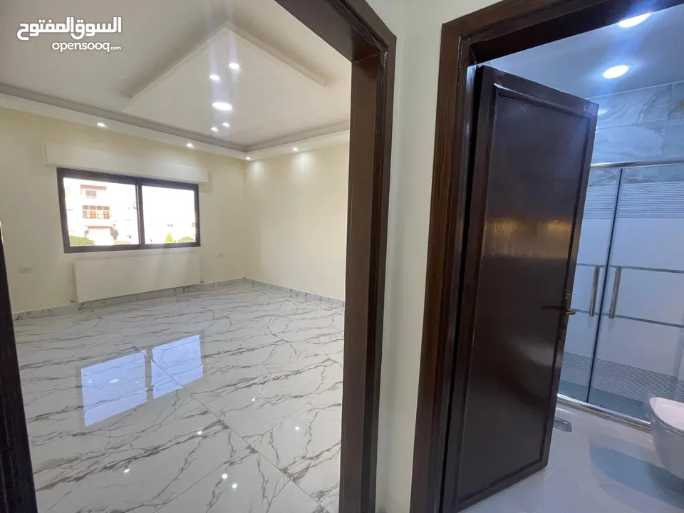 شقه فاخره للبيع بسعر حرق في الجندويل 200م طابق أول من المالك مباشره