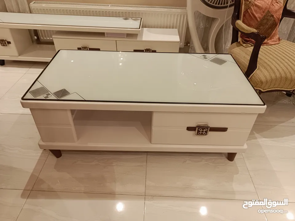 طاوله وسط وطاوله تلفزيون جوده عاليه  للبيع من المالك