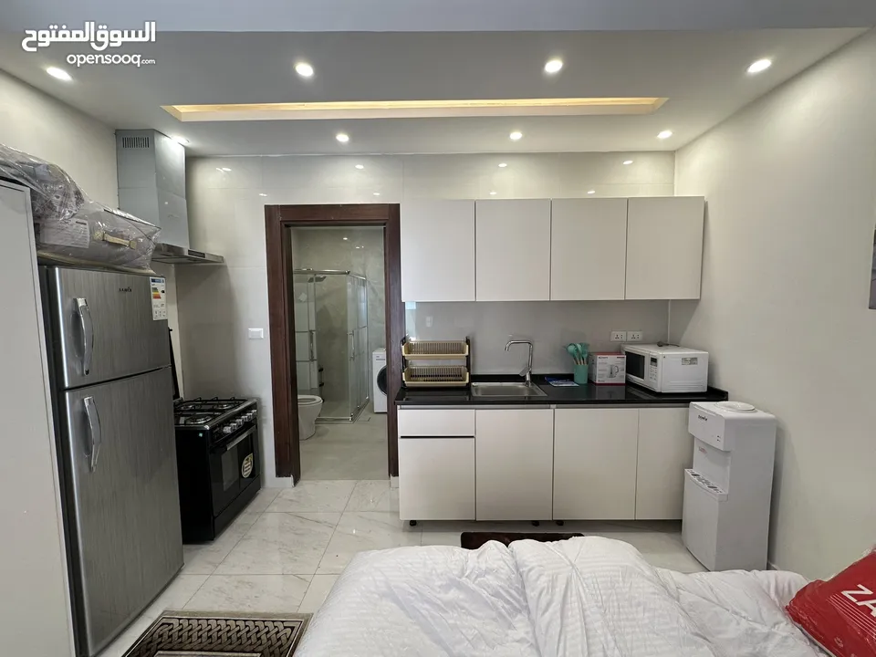 ستوديوهات جديدة 150 دينار اسبوعيا او 450 دينار شهريا في عمارة عائلات راقية