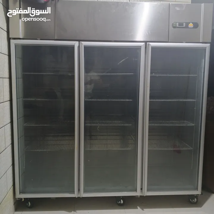 للبيع: ثلاجة عرض تجارية بثلاث أبواب زجاجية