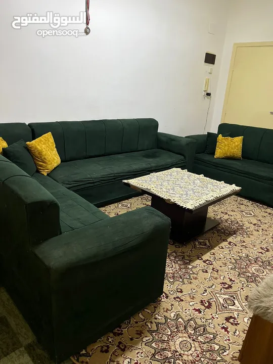 كنب وطاولة وخزانة تلفزيون ومروحة