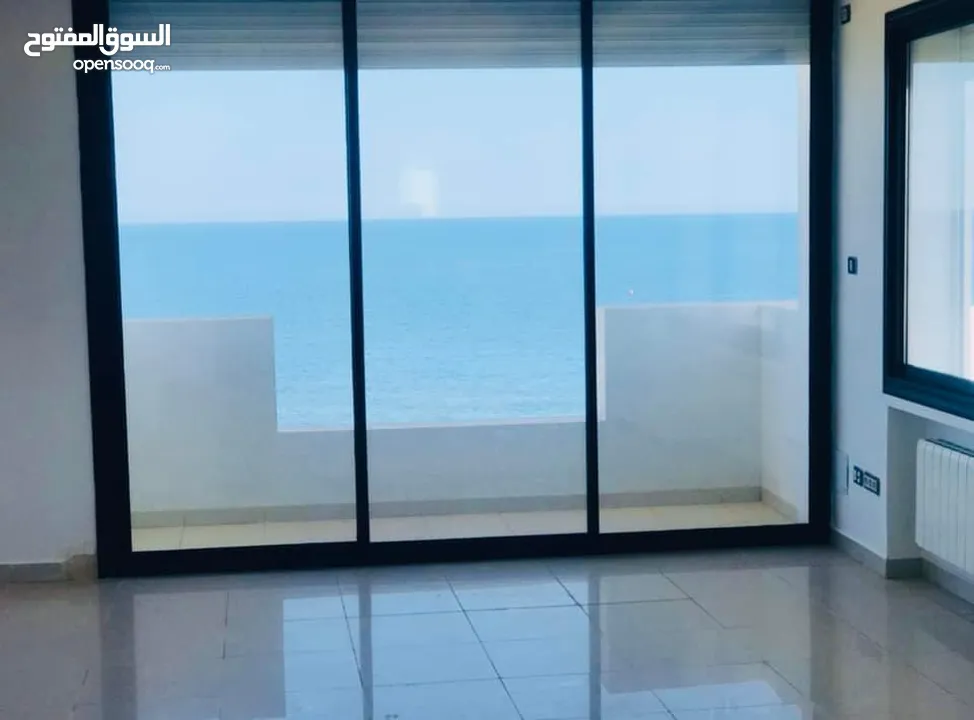 عمارة خمس طوابق بأطلاله على شاطئ البحر بثلاث جهات