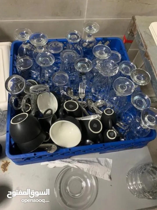 عدة مطعم كاملة مستعملة بحالة جديدة جداً استخدام اشهر فقط متوفر ايضاً تلاجات و فريزرات كبيرة