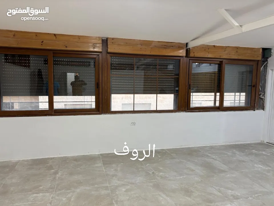لمن يرغب بالسكن أو الاستثمار شقة مع روف فاخرة تشطيب ديلوكس في اجمل مناطق الجبيهة للبيع بسعر مميز