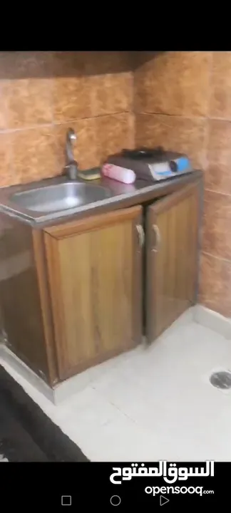 خلف مستشفى الحسين قرب سكن اميمه غرفه و صاله مفروش
