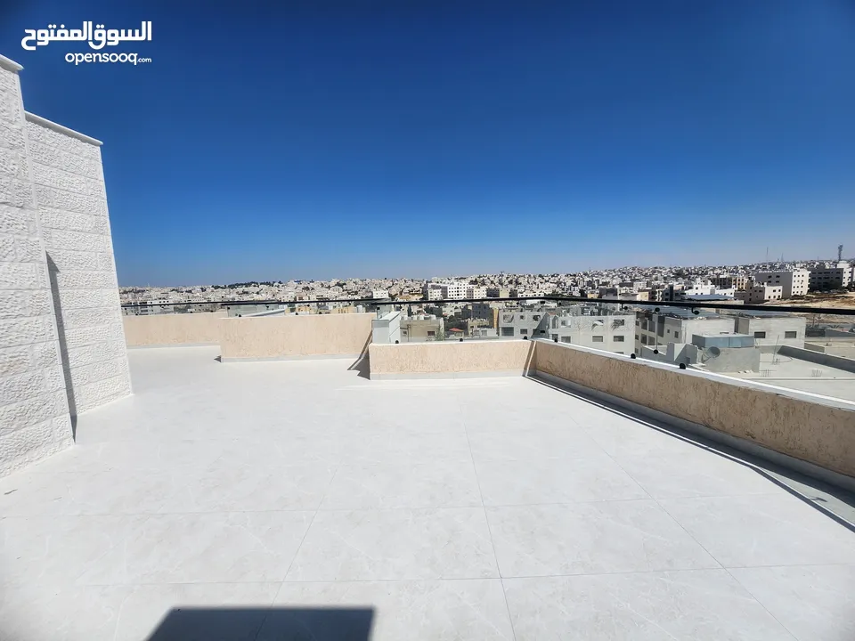 شقة طابق ثالث مع روف في مشروع زهرة القمر بإطلالة رائعة وتشطيبات عالية الجودة في موقع مميز