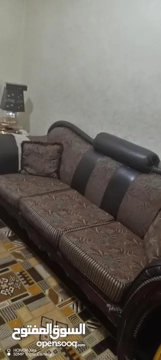 غرفة جلوس و طاوله