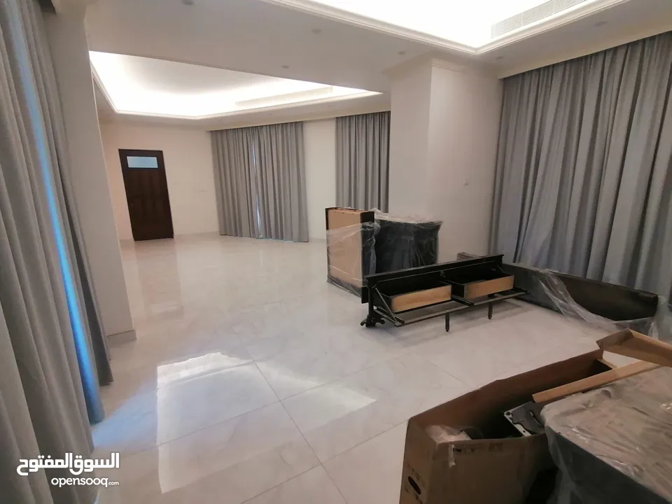 للايجار في الحد فيلا كبيره مع مصعد ومسبح For rent in hidd huge villa with lift and pool