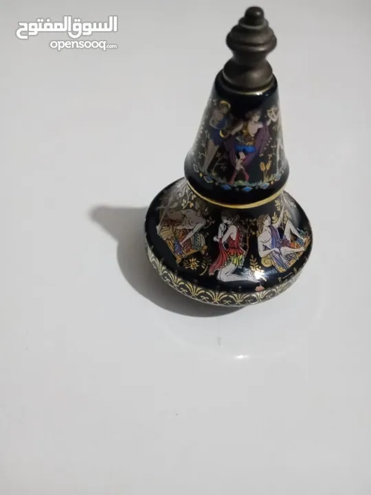عطر فاخر قبرصي مرسم بماء الذهب عطرها الاصلي بالداخل تاريخ 89/2/3